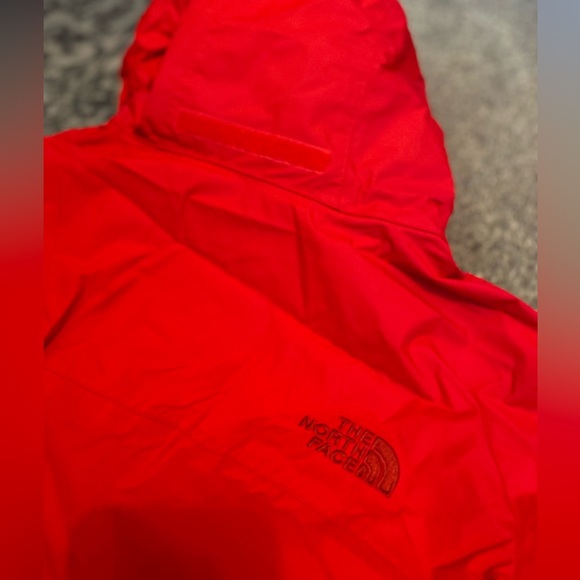 Red north face windbreaker - Picture 5 of 5